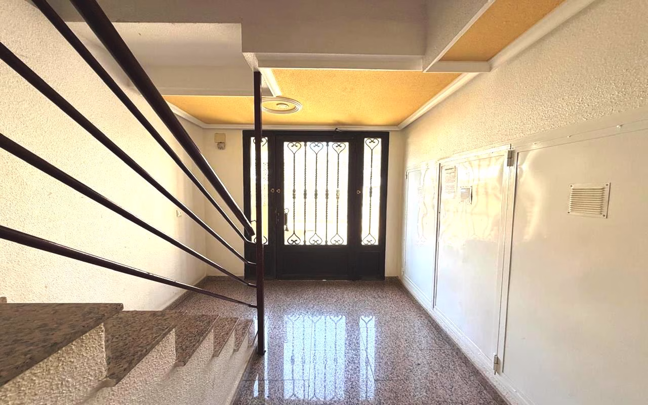 WV2605_2 Bedrooms Renovated Apartment on 1st Floor with comm. Pool, Lift Access and Terrace_TORREVIEJA | White Villas in Spain WhiteVillasInSpain04 25