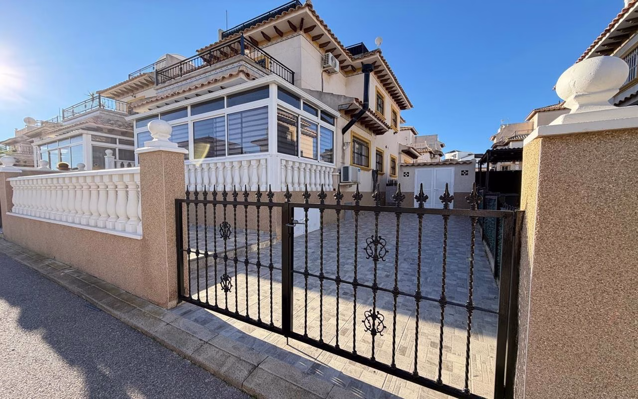 WV2604_2 Bedrooms Corner TownHouse with comm. Pool, Off-Road Parking, Glazed-In Terrace, Parking and Solarium with Sea Views_LAS FILIPINAS_VILLAMARTIN | White Villas in Spain WhiteVillasInSpain05 22