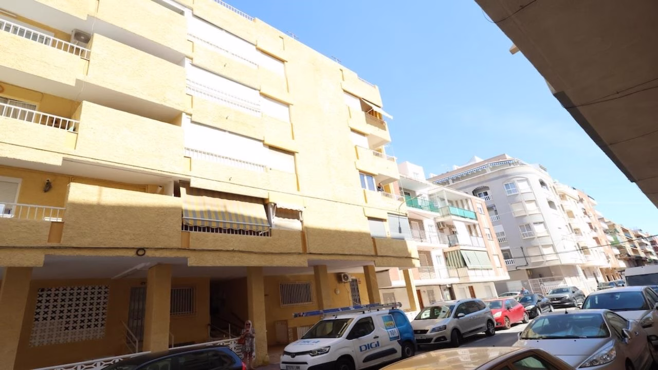 WIH2994_3 Bedrooms Renovated Apartment on 3rd Floor with Lift Access and Sea views Terrace, 100m to the Beach_TORREVIEJA | White Villas in Spain WhiteVillasInSpain05 3
