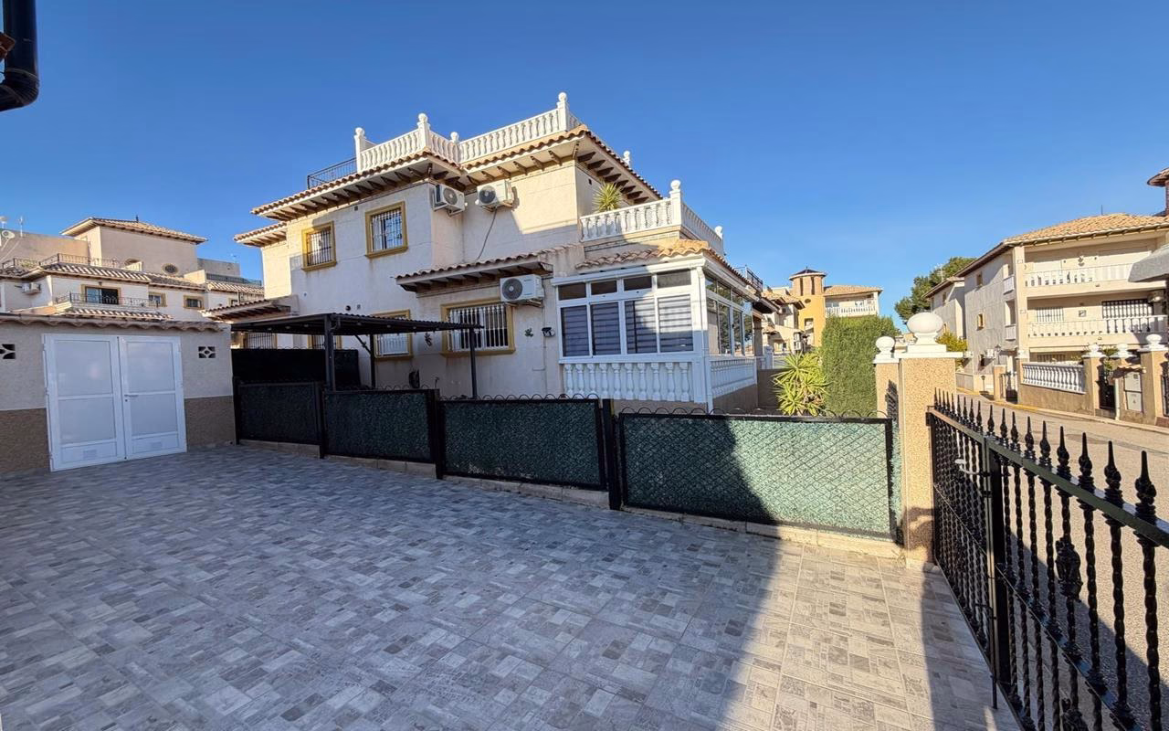 WV2604_2 Bedrooms Corner TownHouse with comm. Pool, Off-Road Parking, Glazed-In Terrace, Parking and Solarium with Sea Views_LAS FILIPINAS_VILLAMARTIN | White Villas in Spain WhiteVillasInSpain06 22