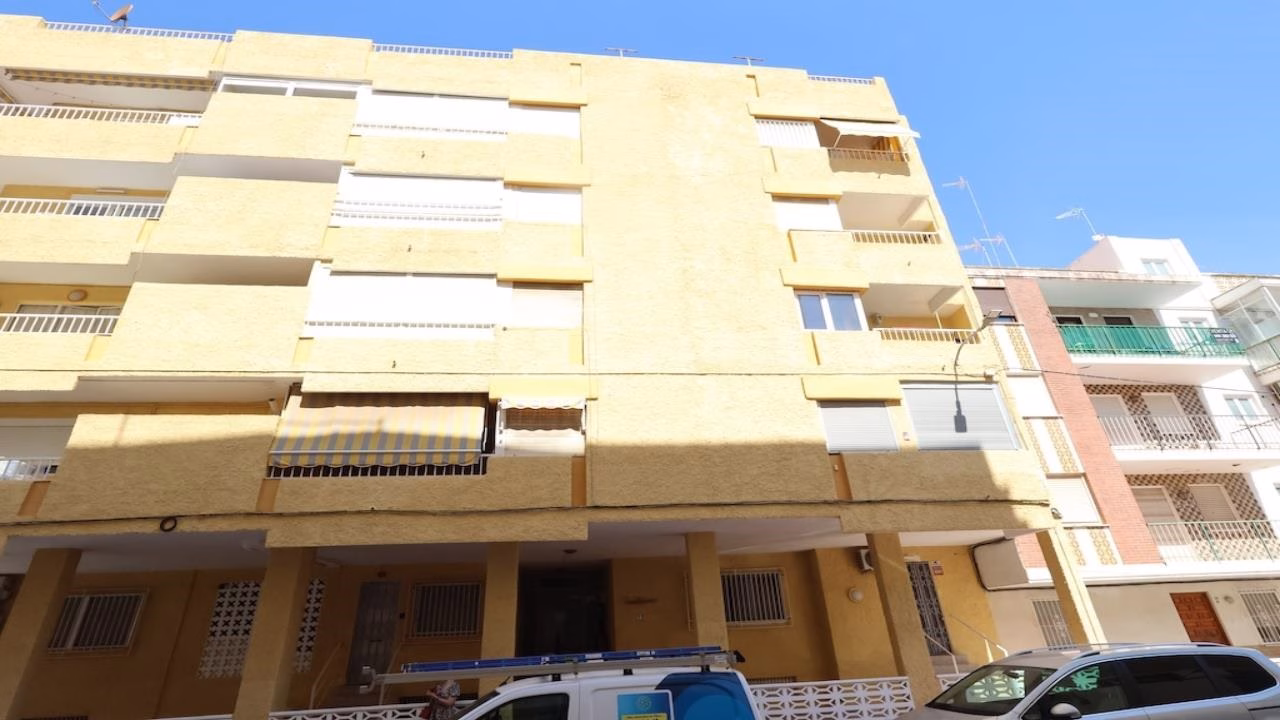 WIH2994_3 Bedrooms Renovated Apartment on 3rd Floor with Lift Access and Sea views Terrace, 100m to the Beach_TORREVIEJA | White Villas in Spain WhiteVillasInSpain06 3
