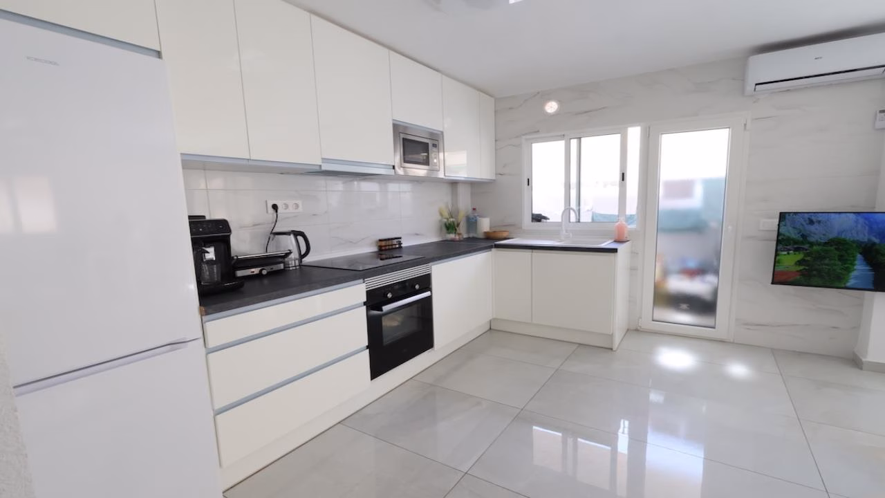 WIH2994_3 Bedrooms Renovated Apartment on 3rd Floor with Lift Access and Sea views Terrace, 100m to the Beach_TORREVIEJA | White Villas in Spain WhiteVillasInSpain07b