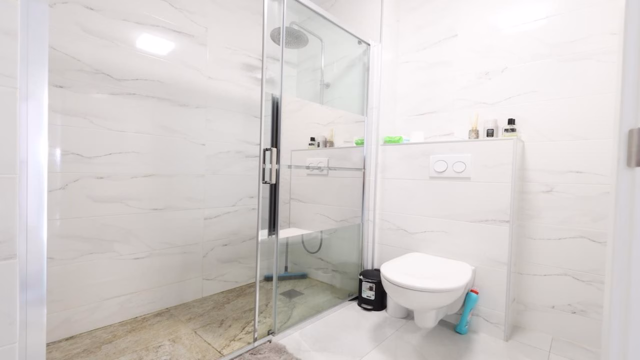WIH2994_3 Bedrooms Renovated Apartment on 3rd Floor with Lift Access and Sea views Terrace, 100m to the Beach_TORREVIEJA | White Villas in Spain WhiteVillasInSpain15 1