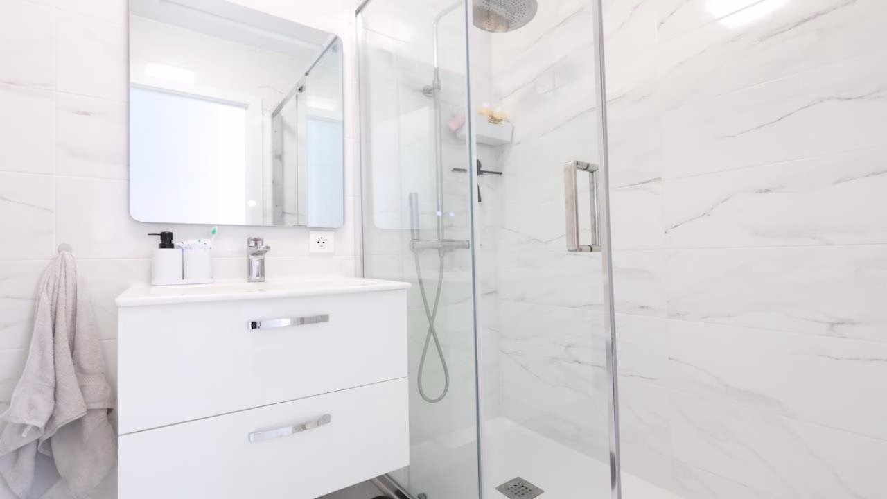 WIH2994_3 Bedrooms Renovated Apartment on 3rd Floor with Lift Access and Sea views Terrace, 100m to the Beach_TORREVIEJA | White Villas in Spain WhiteVillasInSpain18 1