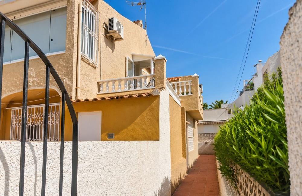 Ref: WTi2104 — TORREVIEJA – 2 Bedrooms Renovated Top Floor Apartment with Dual Terraces and patio, 250m to the Beach. | White Villas in Spain 2 Bedrooms Renovated Top Floor Apartment with Dual Terraces and patio, 250m to the Beach - TORREVIEJA