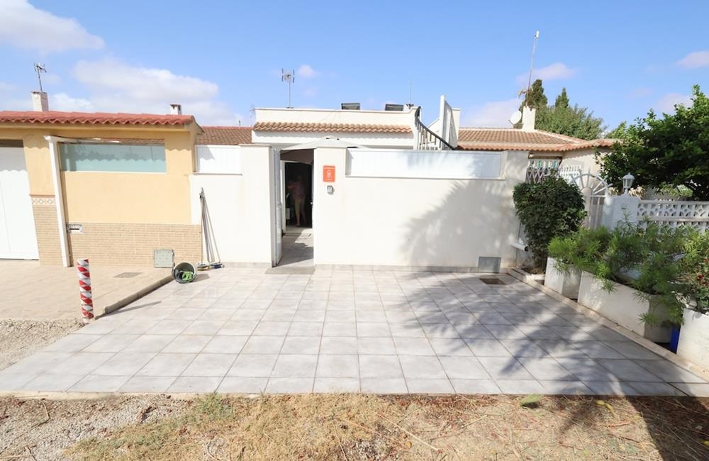 Ref: WIH3056 — TORREVIEJA – 3 Bedrooms Renovated Bungalow with comm. Pool, Parking and Solarium. | White Villas in Spain WhiteVillasInSpain03 28