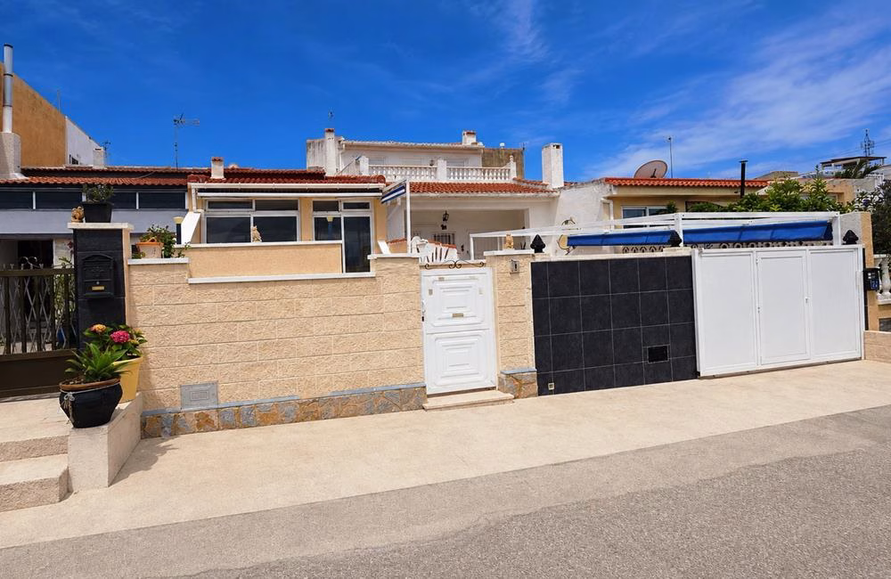 Ref: WSL1614 — CIUDAD QUESADA – 1 Bedroom Renovated Bungalow with Storage, Glazed-in Terrace and Parking. | White Villas in Spain WhiteVillasInSpain03 31