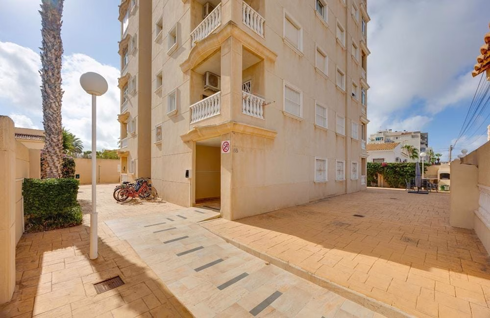 Ref: WM21044 — TORREVIEJA – 2 Bedrooms Apartment on 6th Floor with Lift, comm. Pool and Sea Views Terrace. | White Villas in Spain WhiteVillasInSpain06 26