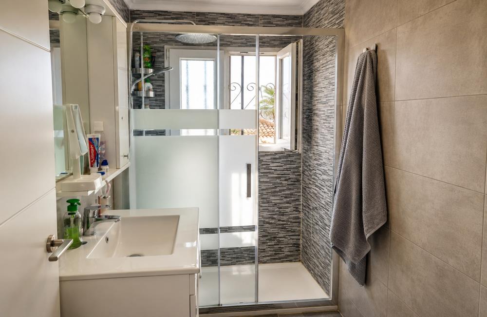 Ref: WTi2104 — TORREVIEJA – 2 Bedrooms Renovated Top Floor Apartment with Dual Terraces and patio, 250m to the Beach. | White Villas in Spain WhiteVillasInSpain09 19