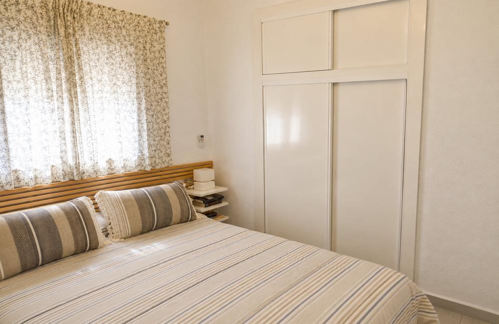 Ref: WTi2104 — TORREVIEJA – 2 Bedrooms Renovated Top Floor Apartment with Dual Terraces and patio, 250m to the Beach. | White Villas in Spain WhiteVillasInSpain11 18