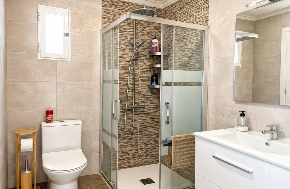 Ref: WTi2104 — TORREVIEJA – 2 Bedrooms Renovated Top Floor Apartment with Dual Terraces and patio, 250m to the Beach. | White Villas in Spain WhiteVillasInSpain13 19