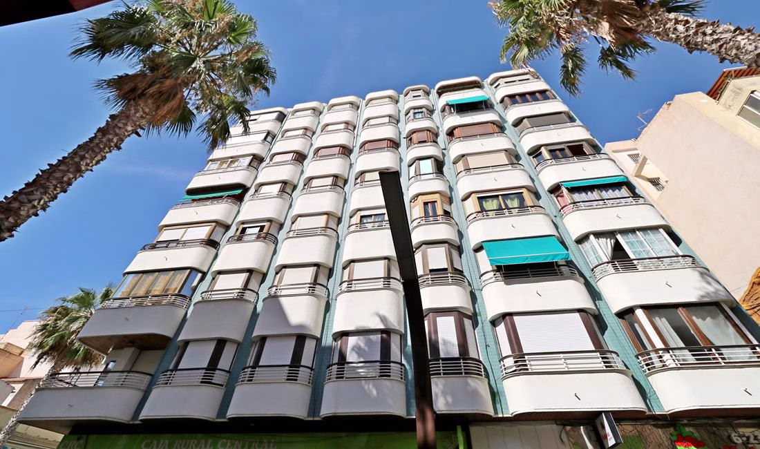 Ref: WPR1921 — TORREVIEJA (Harbour side) – 3 Bedrooms Apartment on 4th Floor with Lift Access and Terrace, 150m from the Harbour | White Villas in Spain 3 Bedrooms Apartment on 4th Floor with Lift Access and Terrace, 150m from the Harbour - TORREVIEJA