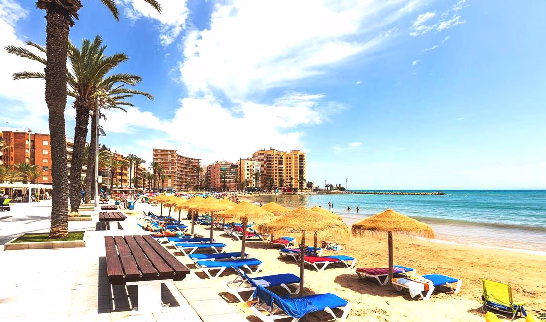 Ref: WM23244 — TORREVIEJA – 2 Bedrooms Ground-Floor Apartment with comm. Pool and Recreational area. | White Villas in Spain 2 Bedrooms Ground-Floor Apartment with comm. Pool and Recreational area - TORREVIEJA CENTRE