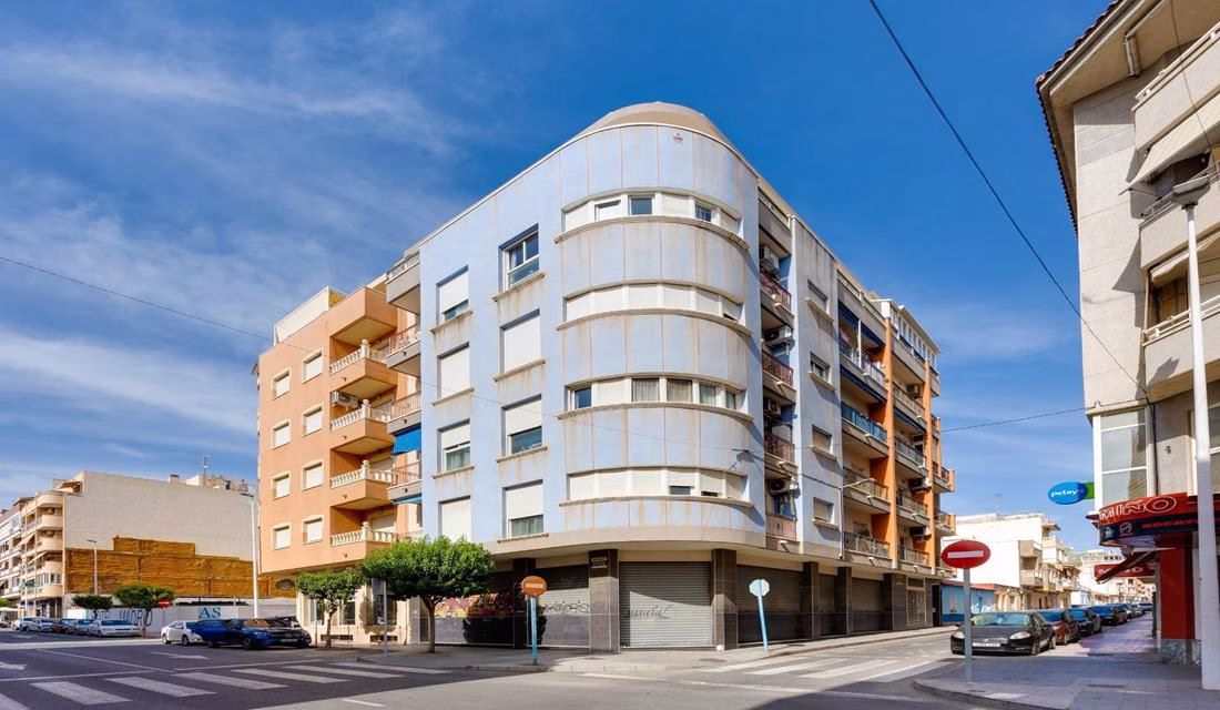 Index | White Villas in Spain 1 Bedroom Apartment on Middle Floor with Terrace and Parking, 350m to the Beach - TORREVIEJA