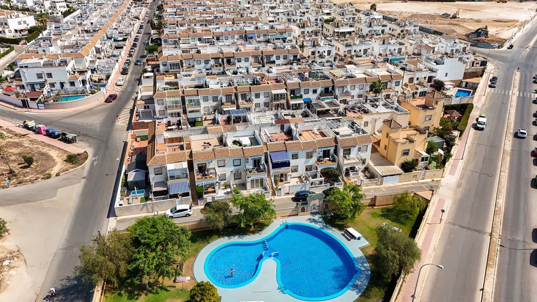 Ref: WL1156 — LA FLORIDA (Orihuela Costa) – 3 Bedrooms Top-Floor Apartment with comm. Pool, Terrace and Solarium. | White Villas in Spain WhiteVillasInSpain02 13