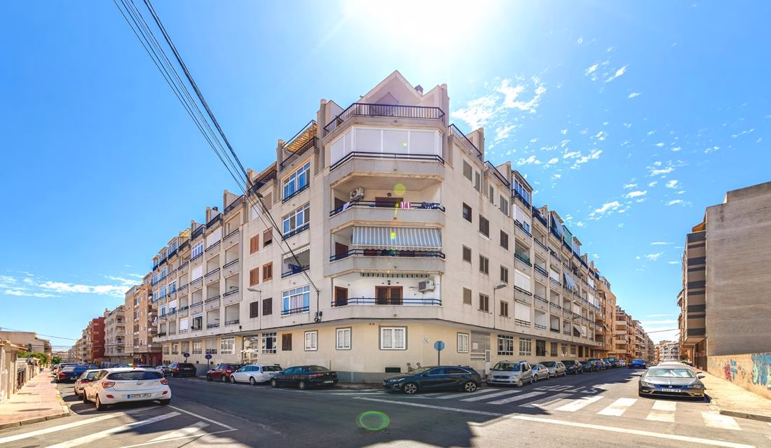 Ref: WS5444 — TORREVIEJA (El Cura Beach) – 1 Bedroom Apartment on 3rd Floor with comm. Pool and Lift Access, 500m to the Beach. | White Villas in Spain Ref: WS5444 -- TORREVIEJA (El Cura Beach) - 1 Bedroom Apartment on 3rd Floor with comm. Pool and Lift Access, 500m to the Beach. - Image 3