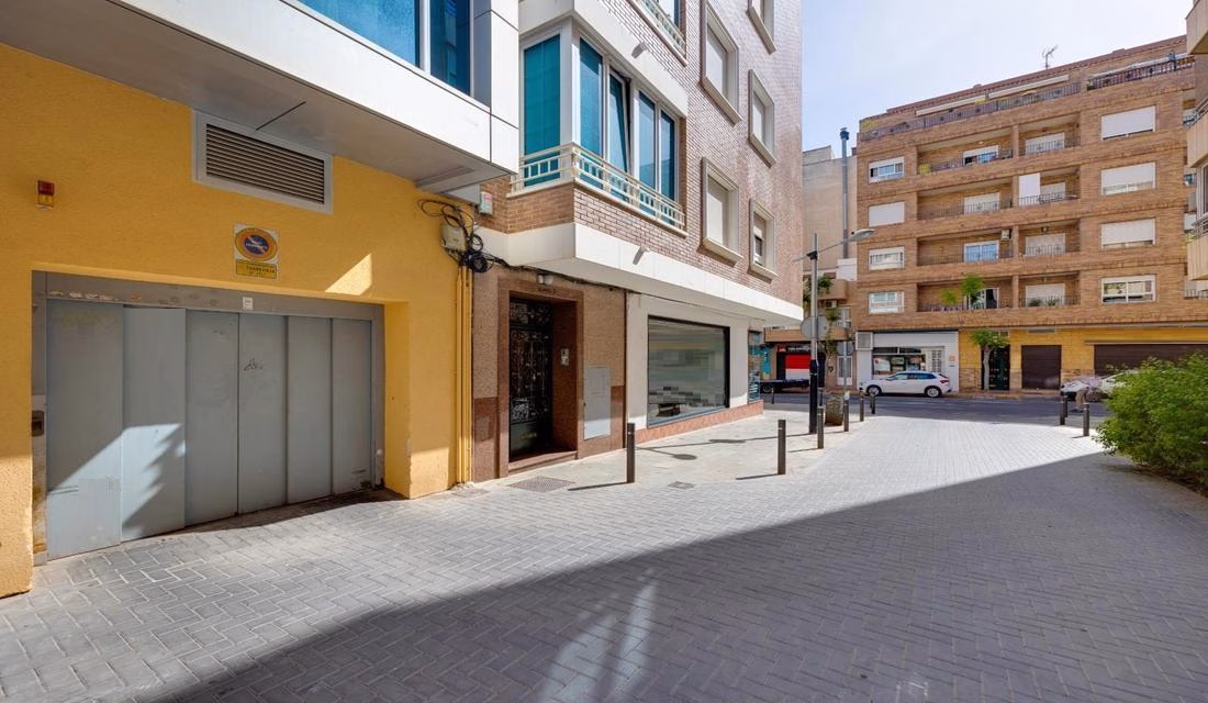 Ref: WM20919 — TORREVIEJA – 3 Bedrooms Town-centre Penthouse with Lift Access, Parking space and Storage. | White Villas in Spain Ref: WM20919 -- TORREVIEJA - 3 Bedrooms Town-centre Penthouse with Lift Access, Parking space and Storage. - Image 3