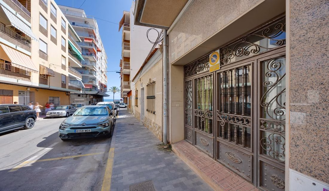Ref: WM21043 — TORREVIEJA – 3 Bedrooms Ground Floor Apartment, 75m to the Beach | White Villas in Spain Ref: WM21043 -- TORREVIEJA - 3 Bedrooms Ground Floor Apartment, 75m to the Beach - Image 3