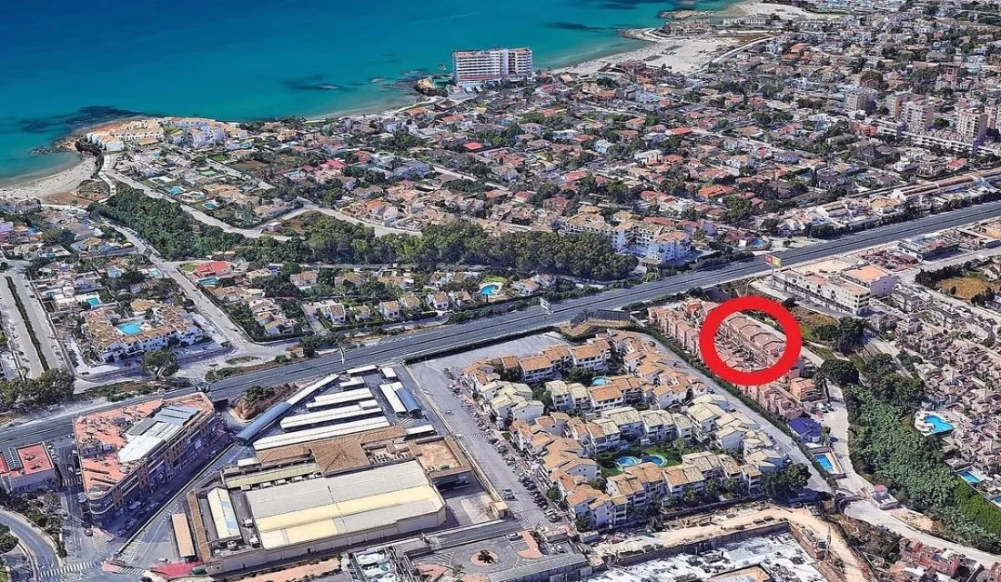 Ref: WTi3121 — PLAYA FLAMENCA – 3 Bedrooms TownHouse with comm. Pool, Glazed-in Terrace and Parking. | White Villas in Spain Ref: WTi3121 -- PLAYA FLAMENCA - 3 Bedrooms TownHouse with comm. Pool, Glazed-in Terrace and Parking. - Image 3
