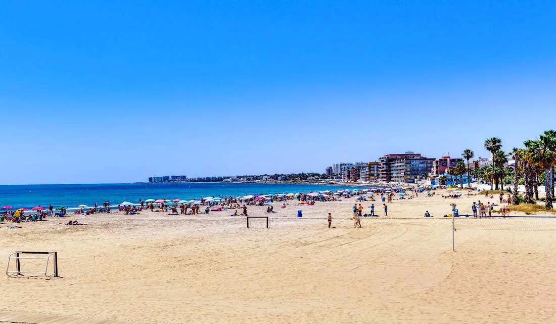 Ref: WS5441 — TORREVIEJA (Acequion Beach) – 3 Bedrooms Apartment on 3rd Floor with Lift Access and Terrace, 100m to the Beach. | White Villas in Spain Ref: WS5441 -- TORREVIEJA (Acequion Beach) - 3 Bedrooms Apartment on 3rd Floor with Lift Access and Terrace, 100m to the Beach. - Image 3