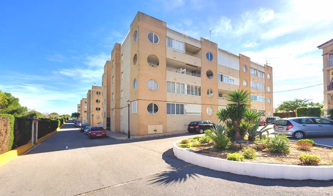 Ref: WSL1615 — LA SIESTA (Torrevieja) – 3 Bedrooms Apartment on 3rd Floor with comm. Pool, Terrace and Off-Road Parking | White Villas in Spain WhiteVillasInSpain02 6