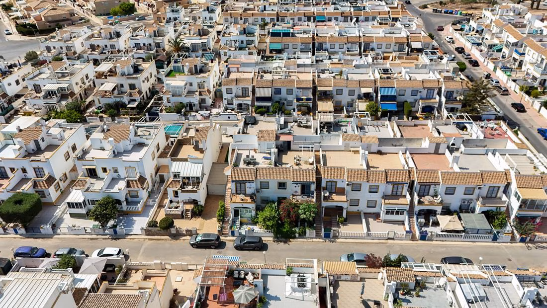 Ref: WL1156 — LA FLORIDA (Orihuela Costa) – 3 Bedrooms Top-Floor Apartment with comm. Pool, Terrace and Solarium. | White Villas in Spain WhiteVillasInSpain03 13