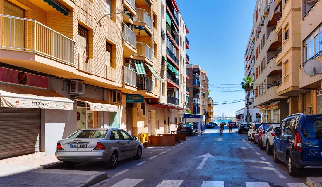 Ref: WS5441 — TORREVIEJA (Acequion Beach) – 3 Bedrooms Apartment on 3rd Floor with Lift Access and Terrace, 100m to the Beach. | White Villas in Spain Ref: WS5441 -- TORREVIEJA (Acequion Beach) - 3 Bedrooms Apartment on 3rd Floor with Lift Access and Terrace, 100m to the Beach. - Image 4