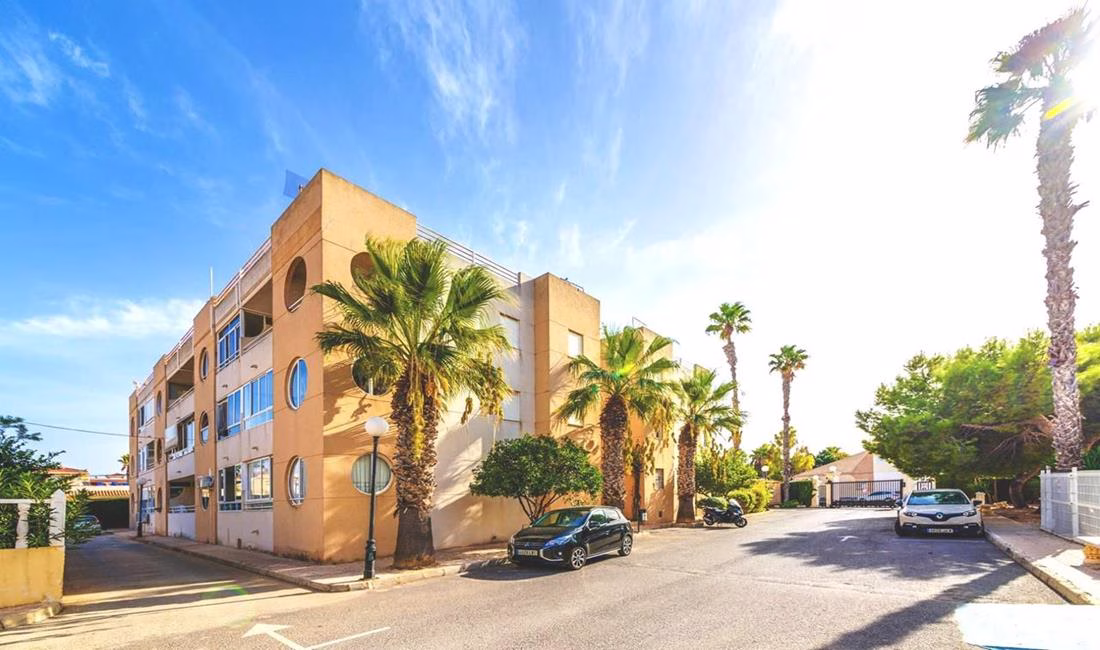 Ref: WSL1615 — LA SIESTA (Torrevieja) – 3 Bedrooms Apartment on 3rd Floor with comm. Pool, Terrace and Off-Road Parking | White Villas in Spain WhiteVillasInSpain03 6