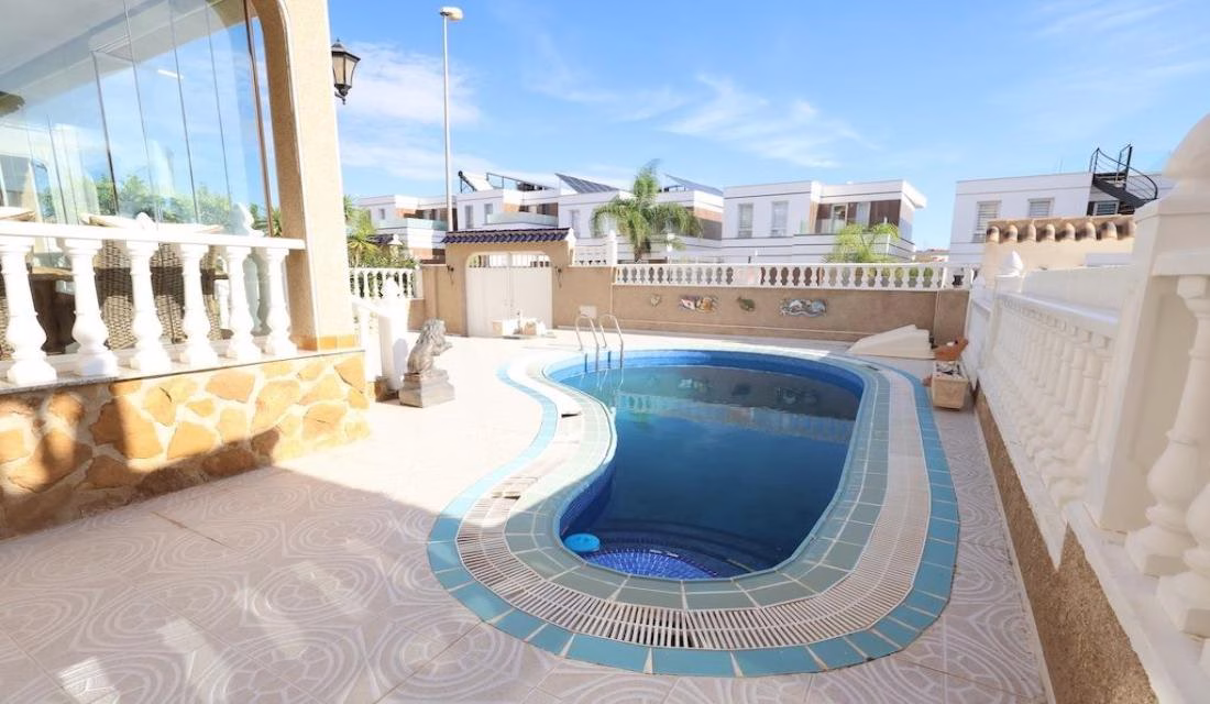 Ref: WIH3073 — LAS FILIPINAS (Orihuela Costa) – 3 Bedrooms Villa with Pool, Off-road Parking and Solarium. | White Villas in Spain Ref: WIH3073 -- LAS FILIPINAS (Orihuela Costa) - 3 Bedrooms Villa with Pool, Off-road Parking and Solarium. - Image 5