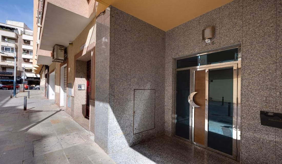 Ref: WM20919 — TORREVIEJA – 3 Bedrooms Town-centre Penthouse with Lift Access, Parking space and Storage. | White Villas in Spain Ref: WM20919 -- TORREVIEJA - 3 Bedrooms Town-centre Penthouse with Lift Access, Parking space and Storage. - Image 5