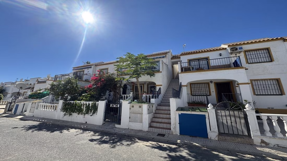 Ref: WL1156 — LA FLORIDA (Orihuela Costa) – 3 Bedrooms Top-Floor Apartment with comm. Pool, Terrace and Solarium. | White Villas in Spain WhiteVillasInSpain05 13