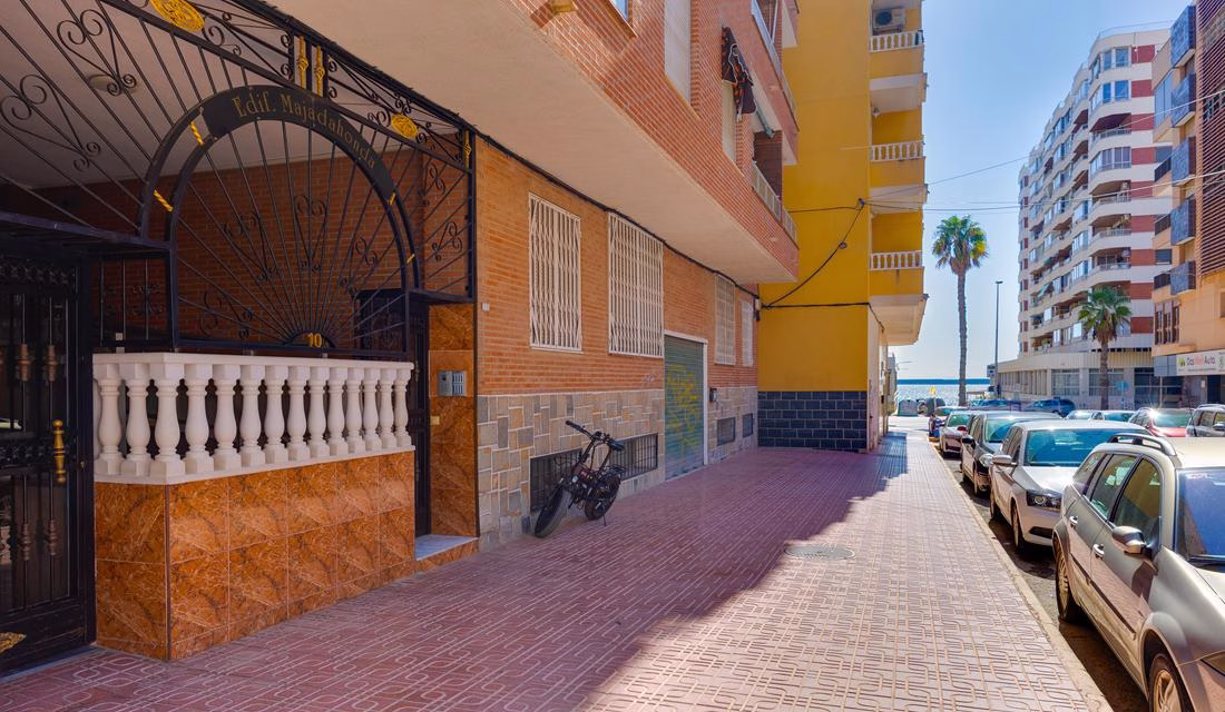 Ref: WS5443 — TORREVIEJA (Acequion Beach) – 2 Bedrooms Apartment on 4th Floor with Lift Access and Sea Views, 50m to the Beach | White Villas in Spain Ref: WS5443 -- TORREVIEJA (Acequion Beach) - 2 Bedrooms Apartment on 4th Floor with Lift Access and Sea Views, 50m to the Beach - Image 6