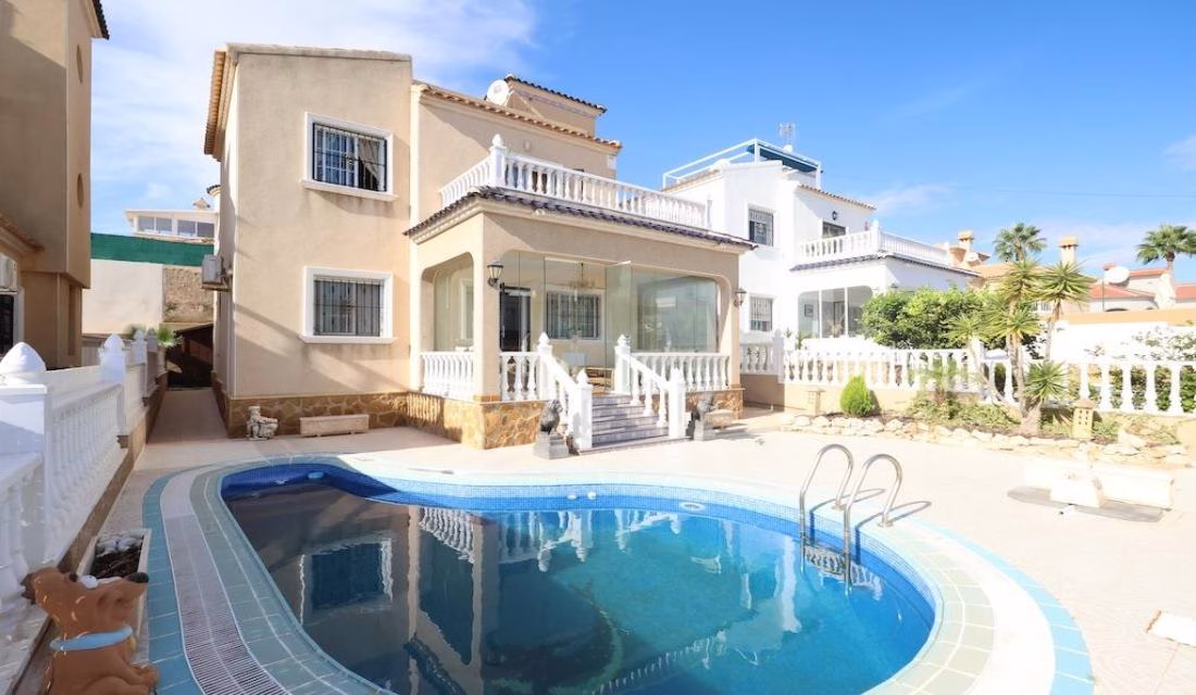 Ref: WIH3073 — LAS FILIPINAS (Orihuela Costa) – 3 Bedrooms Villa with Pool, Off-road Parking and Solarium. | White Villas in Spain Ref: WIH3073 -- LAS FILIPINAS (Orihuela Costa) - 3 Bedrooms Villa with Pool, Off-road Parking and Solarium. - Image 6