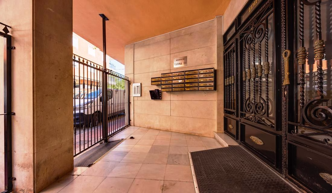 Ref: WS5441 — TORREVIEJA (Acequion Beach) – 3 Bedrooms Apartment on 3rd Floor with Lift Access and Terrace, 100m to the Beach. | White Villas in Spain Ref: WS5441 -- TORREVIEJA (Acequion Beach) - 3 Bedrooms Apartment on 3rd Floor with Lift Access and Terrace, 100m to the Beach. - Image 6