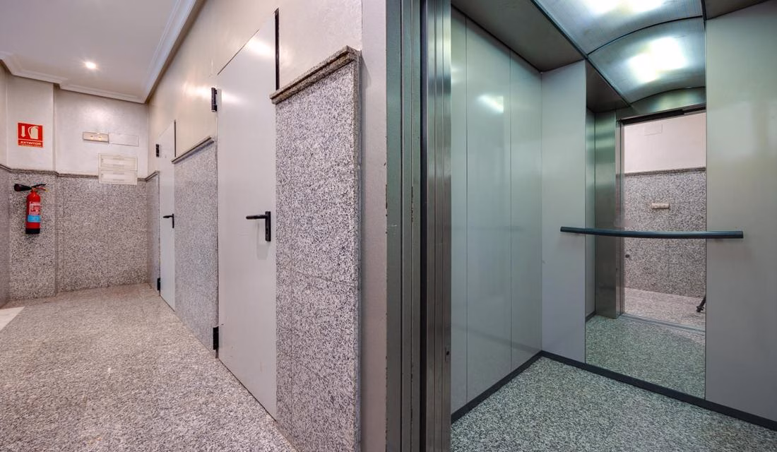 Ref: WM20919 — TORREVIEJA – 3 Bedrooms Town-centre Penthouse with Lift Access, Parking space and Storage. | White Villas in Spain Ref: WM20919 -- TORREVIEJA - 3 Bedrooms Town-centre Penthouse with Lift Access, Parking space and Storage. - Image 7