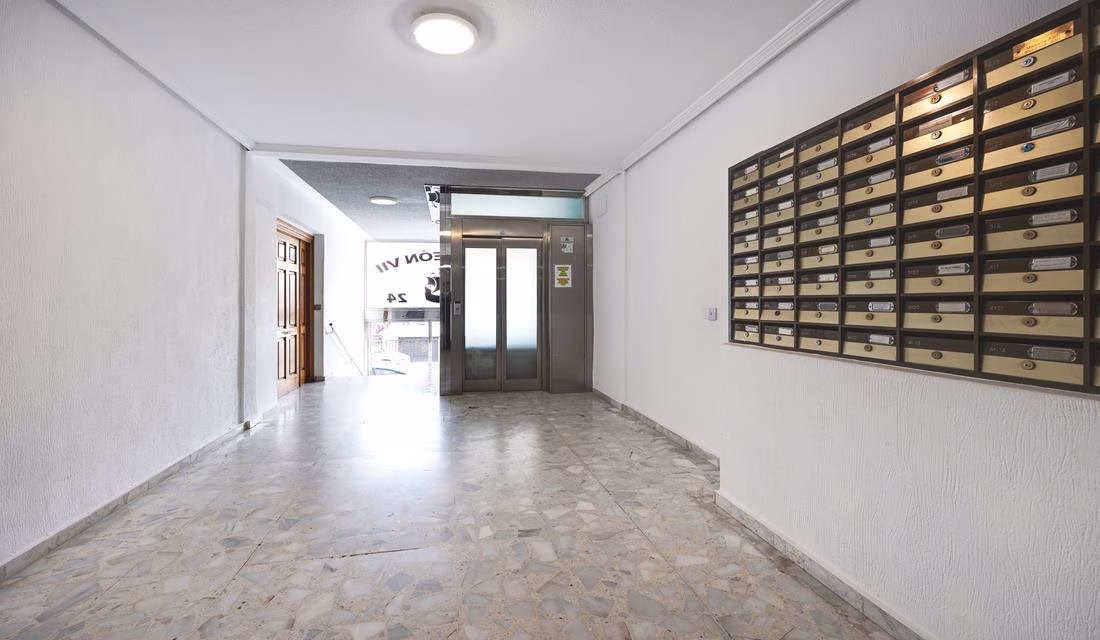 Ref: WS5444 — TORREVIEJA (El Cura Beach) – 1 Bedroom Apartment on 3rd Floor with comm. Pool and Lift Access, 500m to the Beach. | White Villas in Spain Ref: WS5444 -- TORREVIEJA (El Cura Beach) - 1 Bedroom Apartment on 3rd Floor with comm. Pool and Lift Access, 500m to the Beach. - Image 8