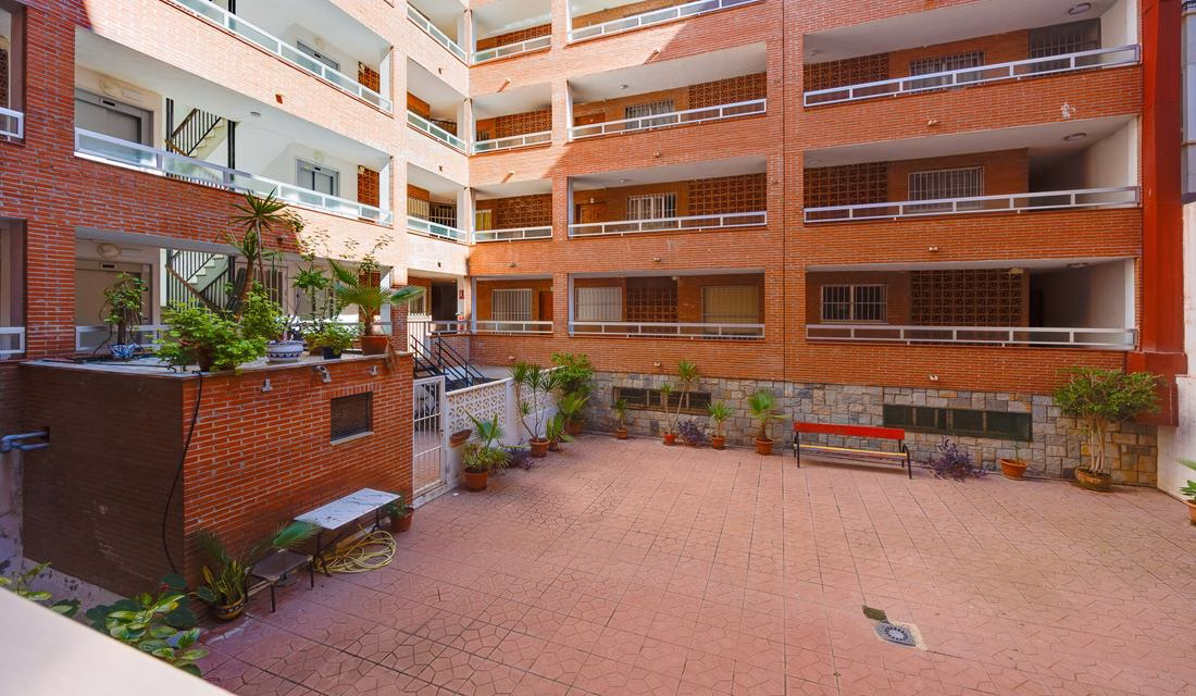 Ref: WS5443 — TORREVIEJA (Acequion Beach) – 2 Bedrooms Apartment on 4th Floor with Lift Access and Sea Views, 50m to the Beach | White Villas in Spain Ref: WS5443 -- TORREVIEJA (Acequion Beach) - 2 Bedrooms Apartment on 4th Floor with Lift Access and Sea Views, 50m to the Beach - Image 9