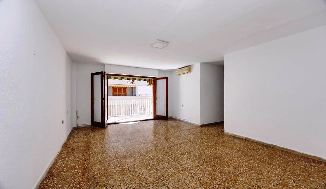Ref: WS5441 — TORREVIEJA (Acequion Beach) – 3 Bedrooms Apartment on 3rd Floor with Lift Access and Terrace, 100m to the Beach. | White Villas in Spain Ref: WS5441 -- TORREVIEJA (Acequion Beach) - 3 Bedrooms Apartment on 3rd Floor with Lift Access and Terrace, 100m to the Beach. - Image 13