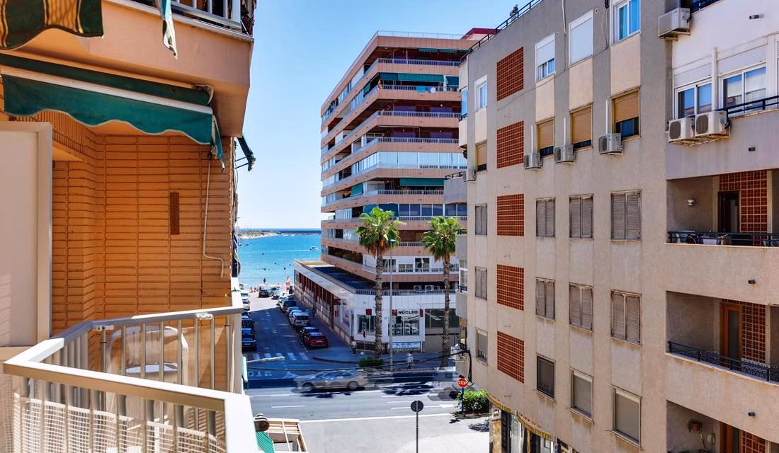 Ref: WS5441 — TORREVIEJA (Acequion Beach) – 3 Bedrooms Apartment on 3rd Floor with Lift Access and Terrace, 100m to the Beach. | White Villas in Spain Ref: WS5441 -- TORREVIEJA (Acequion Beach) - 3 Bedrooms Apartment on 3rd Floor with Lift Access and Terrace, 100m to the Beach. - Image 17