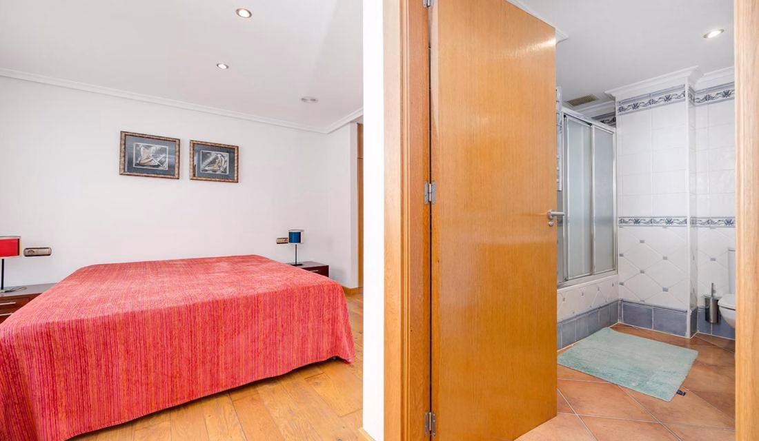 Ref: WM20919 — TORREVIEJA – 3 Bedrooms Town-centre Penthouse with Lift Access, Parking space and Storage. | White Villas in Spain Ref: WM20919 -- TORREVIEJA - 3 Bedrooms Town-centre Penthouse with Lift Access, Parking space and Storage. - Image 19