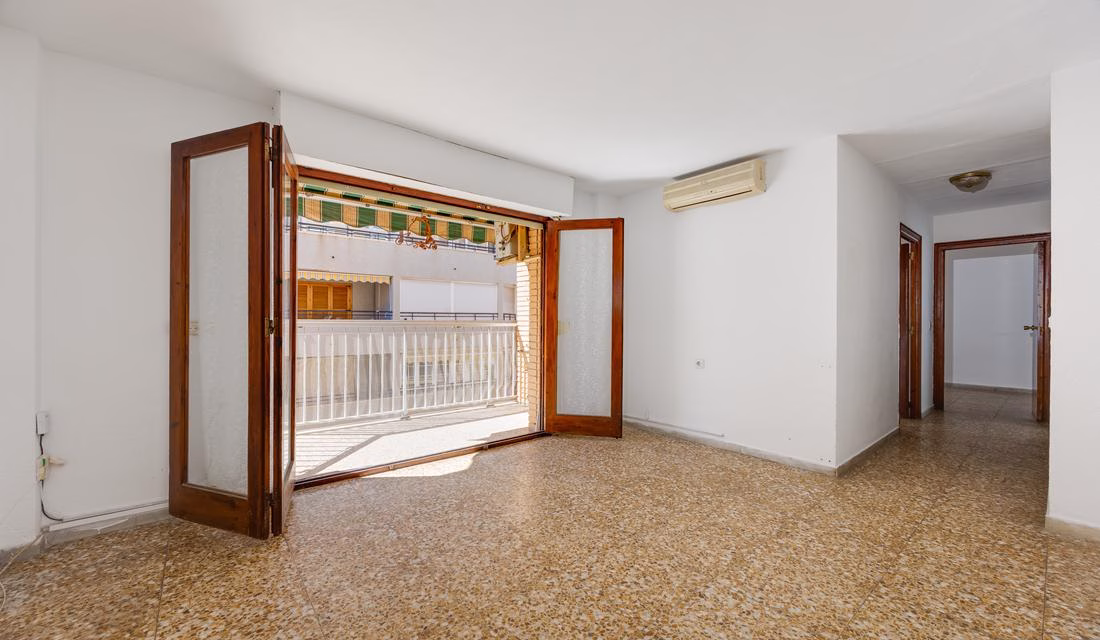Ref: WS5441 — TORREVIEJA (Acequion Beach) – 3 Bedrooms Apartment on 3rd Floor with Lift Access and Terrace, 100m to the Beach. | White Villas in Spain Ref: WS5441 -- TORREVIEJA (Acequion Beach) - 3 Bedrooms Apartment on 3rd Floor with Lift Access and Terrace, 100m to the Beach. - Image 19