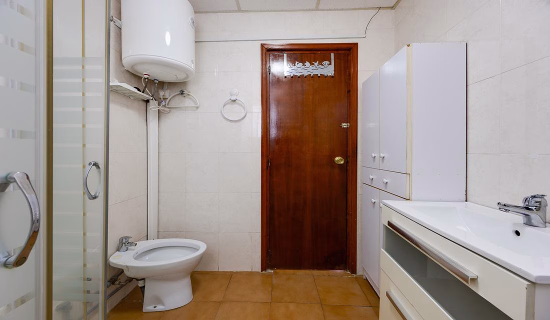 Ref: WS5441 — TORREVIEJA (Acequion Beach) – 3 Bedrooms Apartment on 3rd Floor with Lift Access and Terrace, 100m to the Beach. | White Villas in Spain Ref: WS5441 -- TORREVIEJA (Acequion Beach) - 3 Bedrooms Apartment on 3rd Floor with Lift Access and Terrace, 100m to the Beach. - Image 24