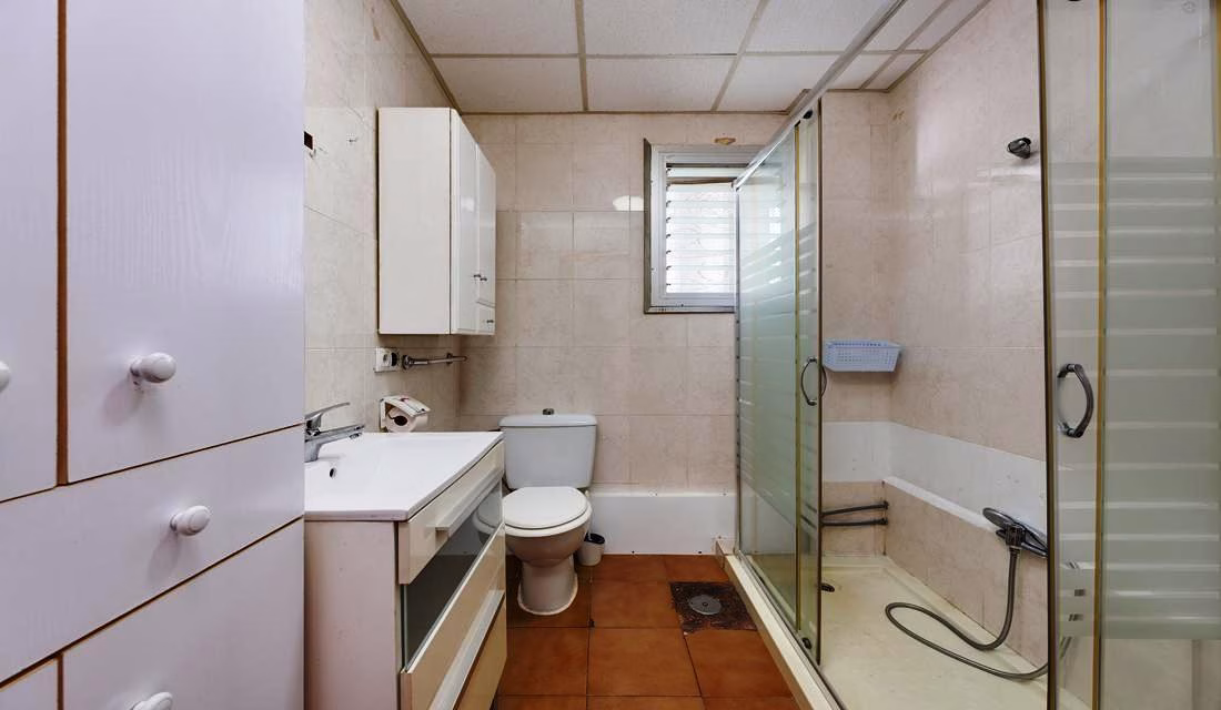 Ref: WS5441 — TORREVIEJA (Acequion Beach) – 3 Bedrooms Apartment on 3rd Floor with Lift Access and Terrace, 100m to the Beach. | White Villas in Spain Ref: WS5441 -- TORREVIEJA (Acequion Beach) - 3 Bedrooms Apartment on 3rd Floor with Lift Access and Terrace, 100m to the Beach. - Image 25