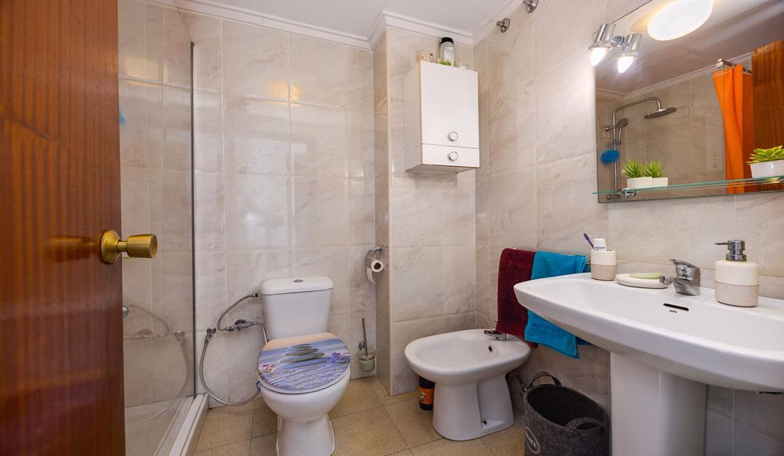 Ref: WS5443 — TORREVIEJA (Acequion Beach) – 2 Bedrooms Apartment on 4th Floor with Lift Access and Sea Views, 50m to the Beach | White Villas in Spain Ref: WS5443 -- TORREVIEJA (Acequion Beach) - 2 Bedrooms Apartment on 4th Floor with Lift Access and Sea Views, 50m to the Beach - Image 26