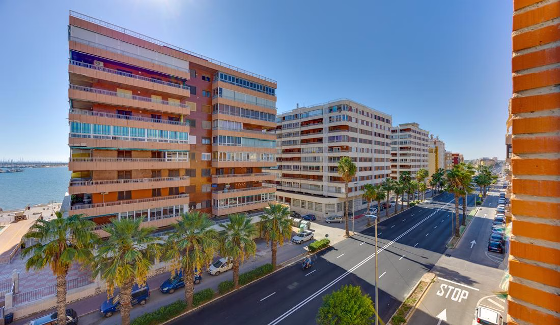 Ref: WS5443 — TORREVIEJA (Acequion Beach) – 2 Bedrooms Apartment on 4th Floor with Lift Access and Sea Views, 50m to the Beach | White Villas in Spain Ref: WS5443 -- TORREVIEJA (Acequion Beach) - 2 Bedrooms Apartment on 4th Floor with Lift Access and Sea Views, 50m to the Beach - Image 31