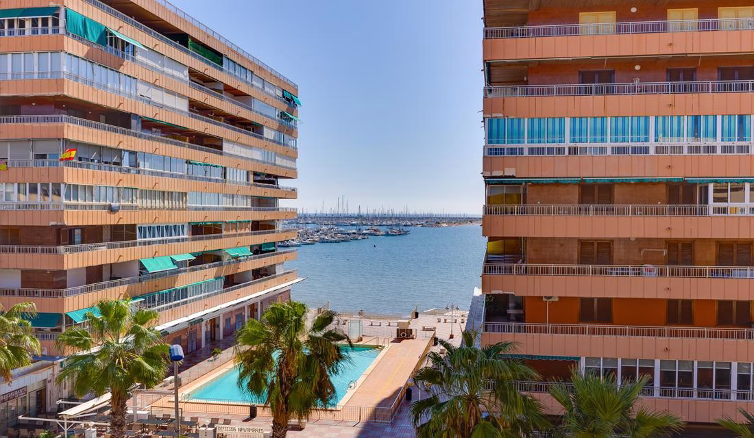 Ref: WS5443 — TORREVIEJA (Acequion Beach) – 2 Bedrooms Apartment on 4th Floor with Lift Access and Sea Views, 50m to the Beach | White Villas in Spain Ref: WS5443 -- TORREVIEJA (Acequion Beach) - 2 Bedrooms Apartment on 4th Floor with Lift Access and Sea Views, 50m to the Beach - Image 32