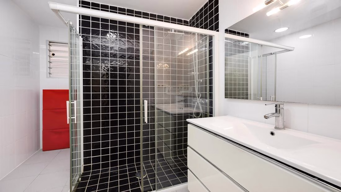 Ref: WM20637 — TORREVIEJA (Acequion BeachFront) – 2 Bedrooms Renovated Ground-Floor Beach Apartment with Sea views Terrace. | White Villas in Spain WhiteVillasInSpain37 2