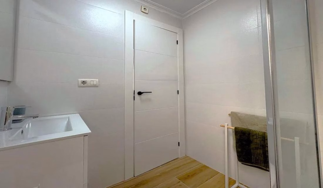 Ref: WTi3121 — PLAYA FLAMENCA – 3 Bedrooms TownHouse with comm. Pool, Glazed-in Terrace and Parking. | White Villas in Spain Ref: WTi3121 -- PLAYA FLAMENCA - 3 Bedrooms TownHouse with comm. Pool, Glazed-in Terrace and Parking. - Image 44