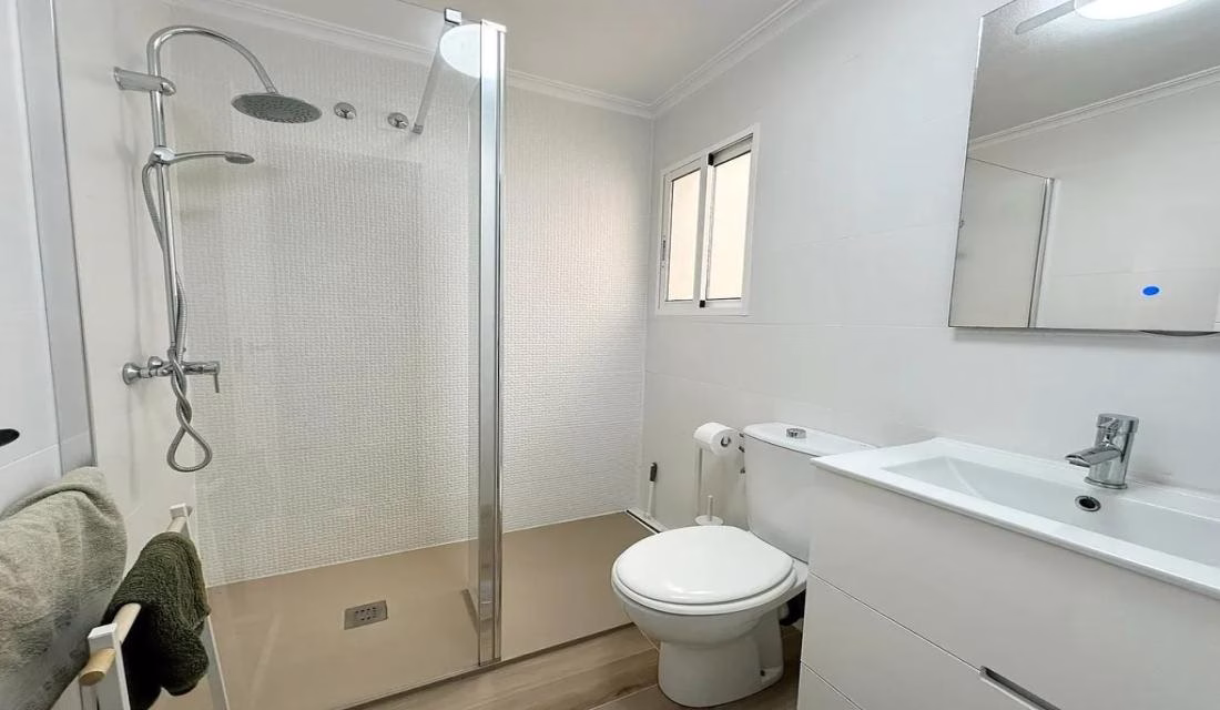Ref: WTi3121 — PLAYA FLAMENCA – 3 Bedrooms TownHouse with comm. Pool, Glazed-in Terrace and Parking. | White Villas in Spain Ref: WTi3121 -- PLAYA FLAMENCA - 3 Bedrooms TownHouse with comm. Pool, Glazed-in Terrace and Parking. - Image 45