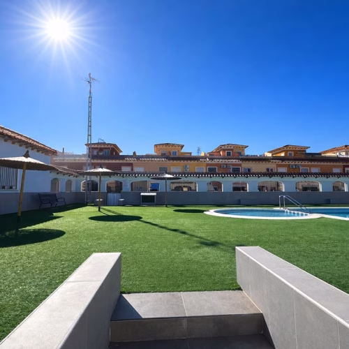 2 Bedrooms Semi-renovated Townhouse with comm. Pool, Front Terrace and Solarium with Lake views_TORRETA III,_TORREVIEJA